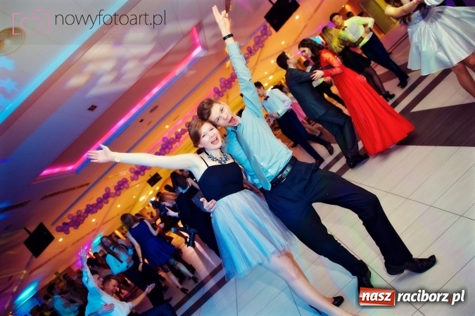 Zdjęcie w galerii na portalu naszraciborz.pl: Tak to było w Zakrzowie, czyli wspomnienie studniówki maturzystów II LO wiadomości z regionu