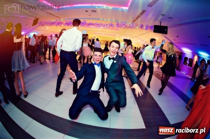 Zdjęcie w galerii na portalu naszraciborz.pl: Tak to było w Zakrzowie, czyli wspomnienie studniówki maturzystów II LO wiadomości z regionu