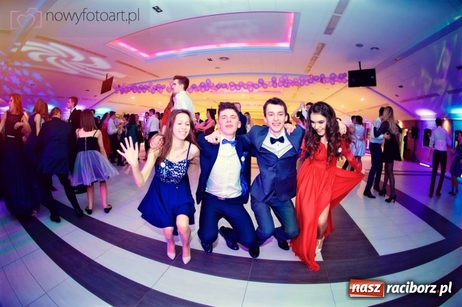 Zdjęcie w galerii na portalu naszraciborz.pl: Tak to było w Zakrzowie, czyli wspomnienie studniówki maturzystów II LO wiadomości z regionu