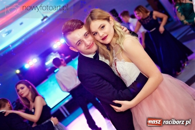 Zdjęcie w galerii na portalu naszraciborz.pl: Tak to było w Zakrzowie, czyli wspomnienie studniówki maturzystów II LO wiadomości z regionu