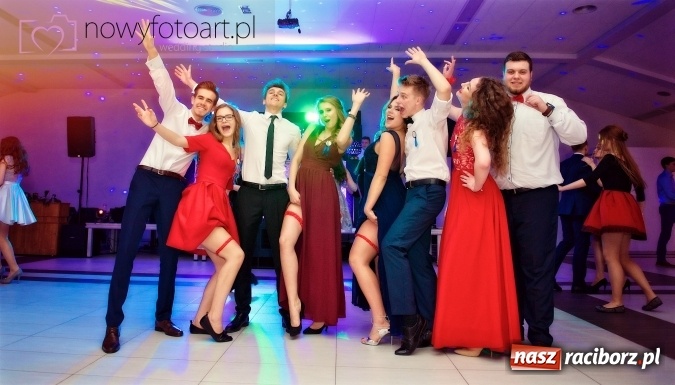 Zdjęcie w galerii na portalu naszraciborz.pl: Tak to było w Zakrzowie, czyli wspomnienie studniówki maturzystów II LO wiadomości z regionu