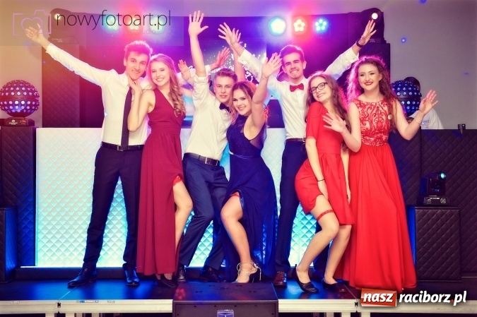 Zdjęcie w galerii na portalu naszraciborz.pl: Tak to było w Zakrzowie, czyli wspomnienie studniówki maturzystów II LO wiadomości z regionu