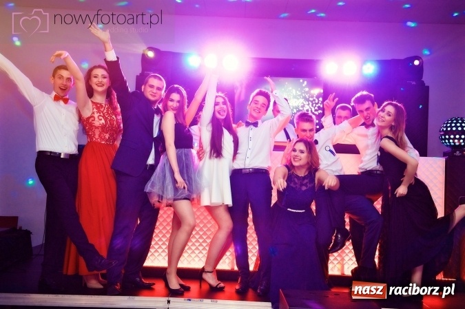 Zdjęcie w galerii na portalu naszraciborz.pl: Tak to było w Zakrzowie, czyli wspomnienie studniówki maturzystów II LO wiadomości z regionu