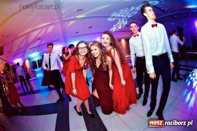 Zdjęcie w galerii na portalu naszraciborz.pl: Tak to było w Zakrzowie, czyli wspomnienie studniówki maturzystów II LO wiadomości z regionu