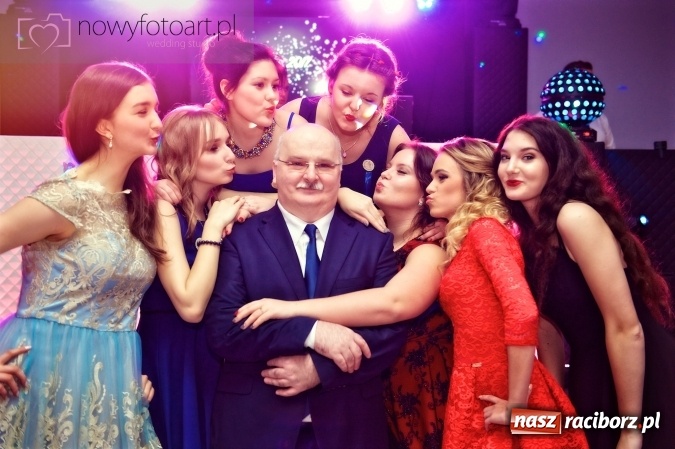 Zdjęcie w galerii na portalu naszraciborz.pl: Tak to było w Zakrzowie, czyli wspomnienie studniówki maturzystów II LO wiadomości z regionu