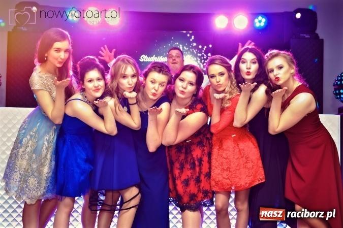 Zdjęcie w galerii na portalu naszraciborz.pl: Tak to było w Zakrzowie, czyli wspomnienie studniówki maturzystów II LO wiadomości z regionu