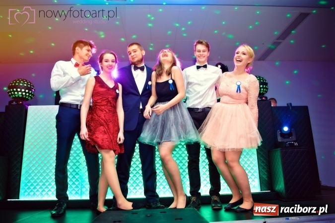 Zdjęcie w galerii na portalu naszraciborz.pl: Tak to było w Zakrzowie, czyli wspomnienie studniówki maturzystów II LO wiadomości z regionu