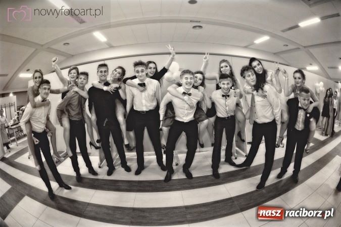 Zdjęcie w galerii na portalu naszraciborz.pl: Tak to było w Zakrzowie, czyli wspomnienie studniówki maturzystów II LO wiadomości z regionu