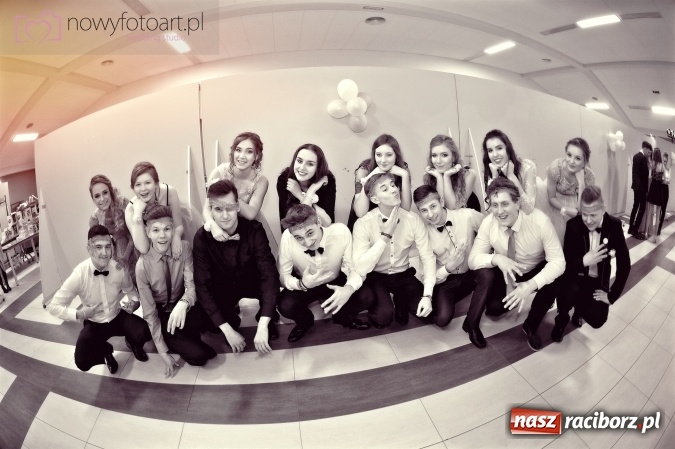 Zdjęcie w galerii na portalu naszraciborz.pl: Tak to było w Zakrzowie, czyli wspomnienie studniówki maturzystów II LO wiadomości z regionu