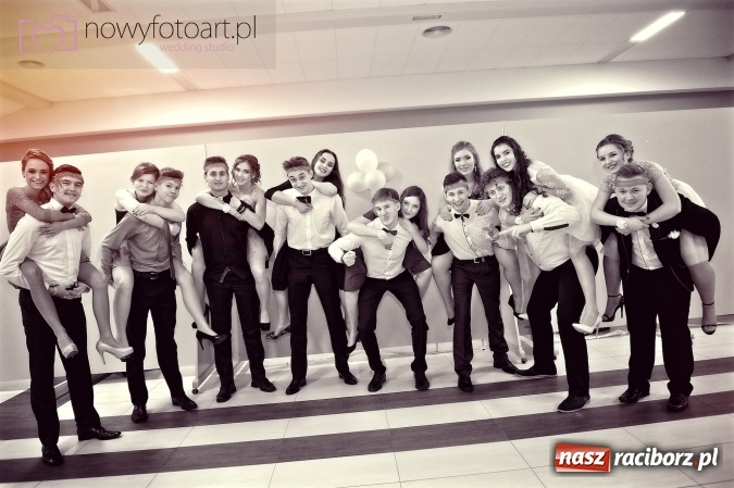 Zdjęcie w galerii na portalu naszraciborz.pl: Tak to było w Zakrzowie, czyli wspomnienie studniówki maturzystów II LO wiadomości z regionu