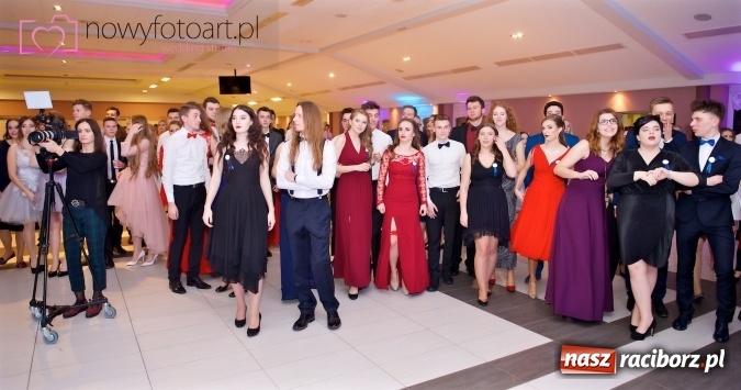 Zdjęcie w galerii na portalu naszraciborz.pl: Tak to było w Zakrzowie, czyli wspomnienie studniówki maturzystów II LO wiadomości z regionu