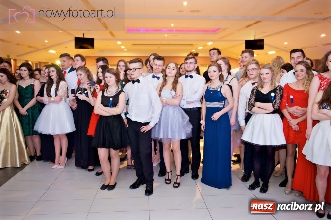 Zdjęcie w galerii na portalu naszraciborz.pl: Tak to było w Zakrzowie, czyli wspomnienie studniówki maturzystów II LO wiadomości z regionu