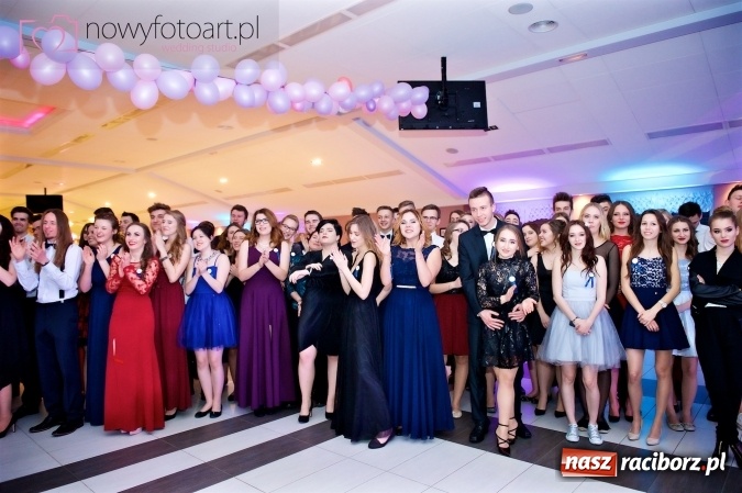 Zdjęcie w galerii na portalu naszraciborz.pl: Tak to było w Zakrzowie, czyli wspomnienie studniówki maturzystów II LO wiadomości z regionu