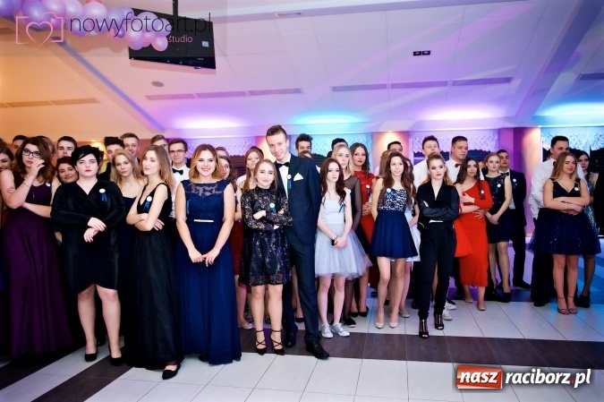 Zdjęcie w galerii na portalu naszraciborz.pl: Tak to było w Zakrzowie, czyli wspomnienie studniówki maturzystów II LO wiadomości z regionu