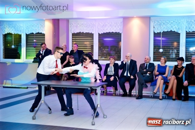 Zdjęcie w galerii na portalu naszraciborz.pl: Tak to było w Zakrzowie, czyli wspomnienie studniówki maturzystów II LO wiadomości z regionu