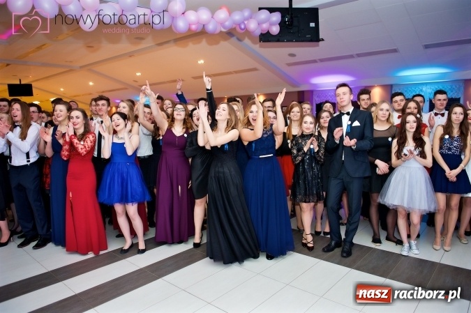 Zdjęcie w galerii na portalu naszraciborz.pl: Tak to było w Zakrzowie, czyli wspomnienie studniówki maturzystów II LO wiadomości z regionu