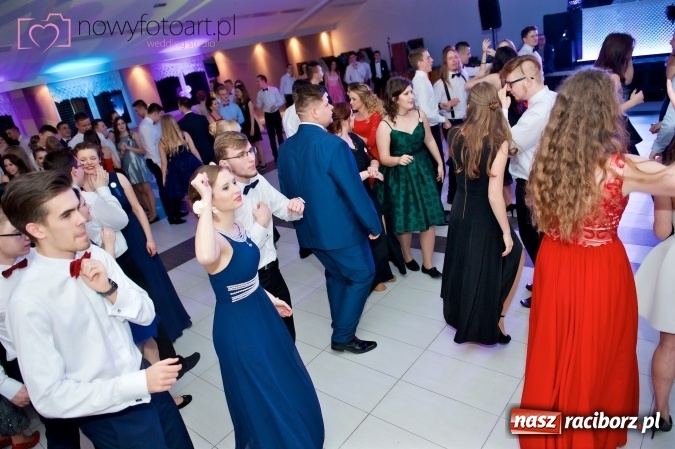 Zdjęcie w galerii na portalu naszraciborz.pl: Tak to było w Zakrzowie, czyli wspomnienie studniówki maturzystów II LO wiadomości z regionu