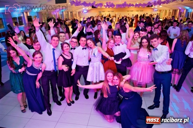 Zdjęcie w galerii na portalu naszraciborz.pl: Tak to było w Zakrzowie, czyli wspomnienie studniówki maturzystów II LO wiadomości z regionu