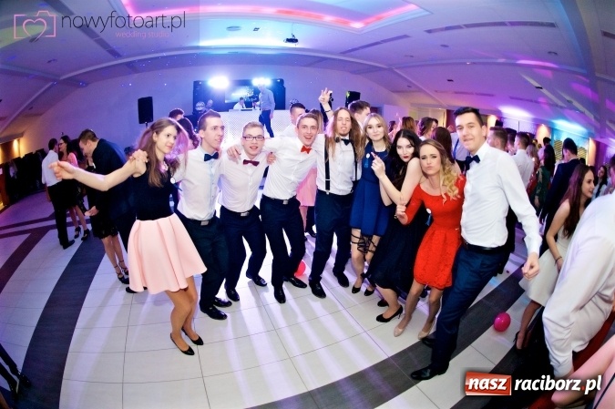 Zdjęcie w galerii na portalu naszraciborz.pl: Tak to było w Zakrzowie, czyli wspomnienie studniówki maturzystów II LO wiadomości z regionu