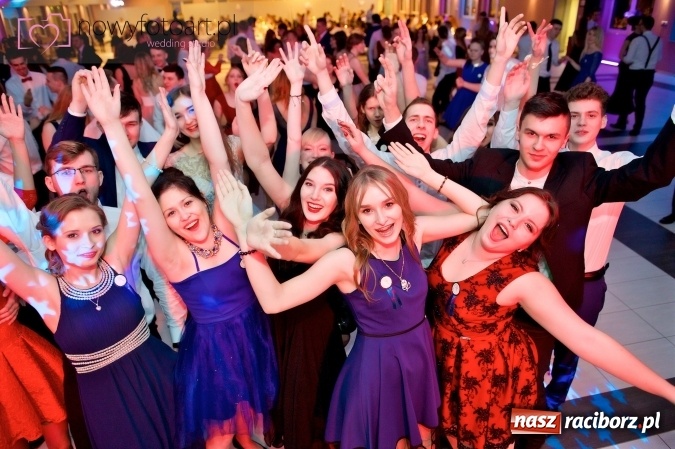 Zdjęcie w galerii na portalu naszraciborz.pl: Tak to było w Zakrzowie, czyli wspomnienie studniówki maturzystów II LO wiadomości z regionu