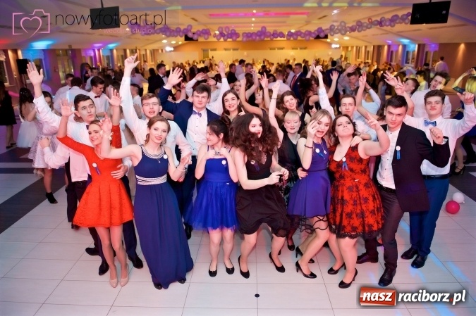 Zdjęcie w galerii na portalu naszraciborz.pl: Tak to było w Zakrzowie, czyli wspomnienie studniówki maturzystów II LO wiadomości z regionu