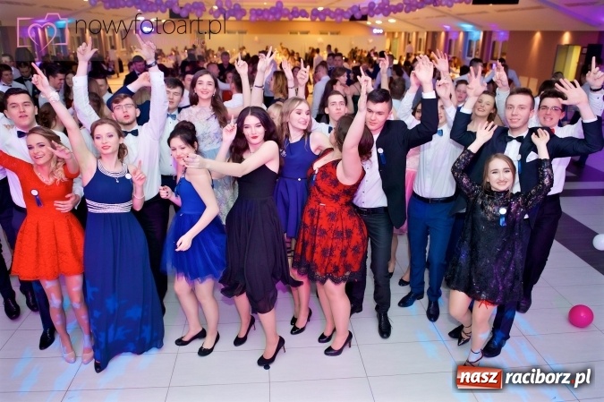 Zdjęcie w galerii na portalu naszraciborz.pl: Tak to było w Zakrzowie, czyli wspomnienie studniówki maturzystów II LO wiadomości z regionu