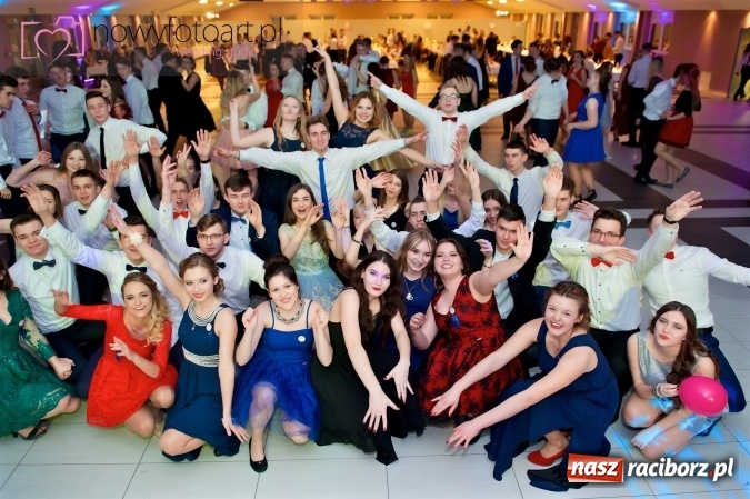 Zdjęcie w galerii na portalu naszraciborz.pl: Tak to było w Zakrzowie, czyli wspomnienie studniówki maturzystów II LO wiadomości z regionu