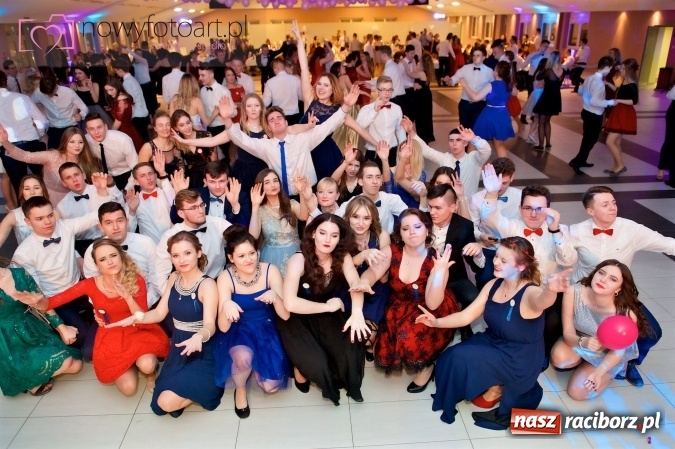 Zdjęcie w galerii na portalu naszraciborz.pl: Tak to było w Zakrzowie, czyli wspomnienie studniówki maturzystów II LO wiadomości z regionu