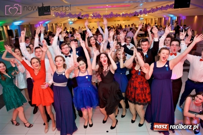 Zdjęcie w galerii na portalu naszraciborz.pl: Tak to było w Zakrzowie, czyli wspomnienie studniówki maturzystów II LO wiadomości z regionu