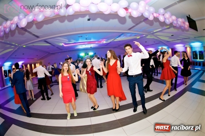 Zdjęcie w galerii na portalu naszraciborz.pl: Tak to było w Zakrzowie, czyli wspomnienie studniówki maturzystów II LO wiadomości z regionu