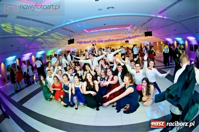 Zdjęcie w galerii na portalu naszraciborz.pl: Tak to było w Zakrzowie, czyli wspomnienie studniówki maturzystów II LO wiadomości z regionu