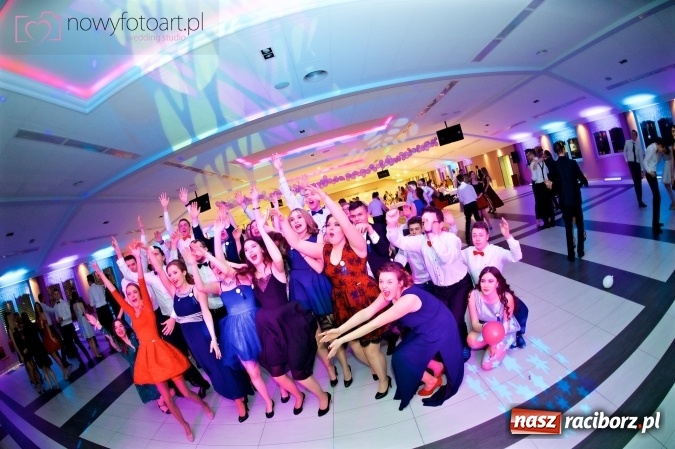 Zdjęcie w galerii na portalu naszraciborz.pl: Tak to było w Zakrzowie, czyli wspomnienie studniówki maturzystów II LO wiadomości z regionu