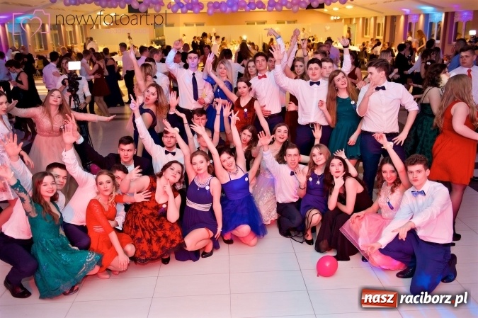 Zdjęcie w galerii na portalu naszraciborz.pl: Tak to było w Zakrzowie, czyli wspomnienie studniówki maturzystów II LO wiadomości z regionu