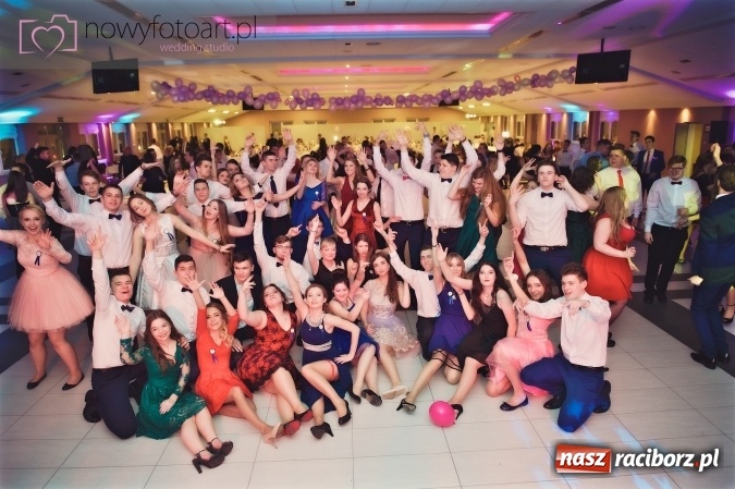 Zdjęcie w galerii na portalu naszraciborz.pl: Tak to było w Zakrzowie, czyli wspomnienie studniówki maturzystów II LO wiadomości z regionu