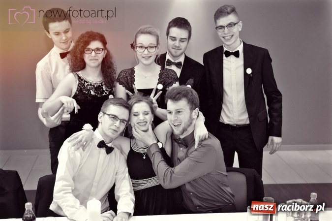 Zdjęcie w galerii na portalu naszraciborz.pl: Tak to było w Zakrzowie, czyli wspomnienie studniówki maturzystów II LO wiadomości z regionu