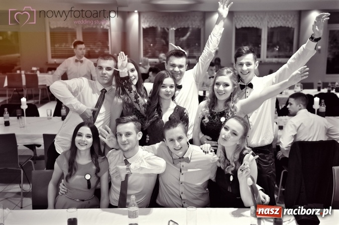 Zdjęcie w galerii na portalu naszraciborz.pl: Tak to było w Zakrzowie, czyli wspomnienie studniówki maturzystów II LO wiadomości z regionu