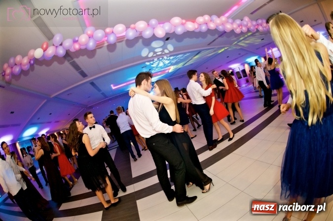 Zdjęcie w galerii na portalu naszraciborz.pl: Tak to było w Zakrzowie, czyli wspomnienie studniówki maturzystów II LO wiadomości z regionu