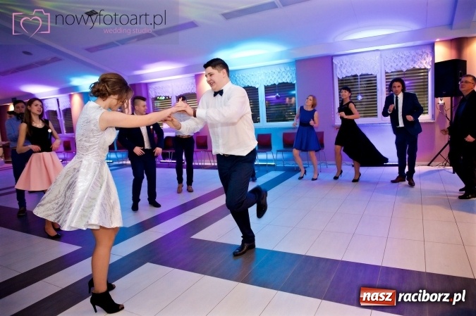 Zdjęcie w galerii na portalu naszraciborz.pl: Tak to było w Zakrzowie, czyli wspomnienie studniówki maturzystów II LO wiadomości z regionu