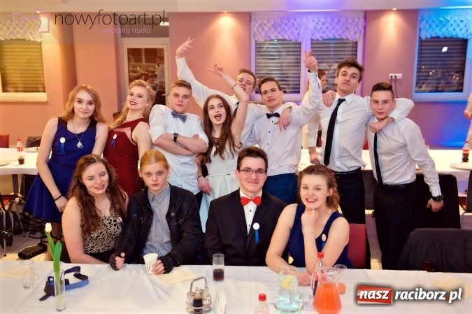 Zdjęcie w galerii na portalu naszraciborz.pl: Tak to było w Zakrzowie, czyli wspomnienie studniówki maturzystów II LO wiadomości z regionu