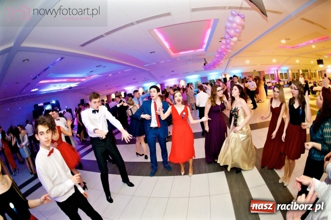 Zdjęcie w galerii na portalu naszraciborz.pl: Tak to było w Zakrzowie, czyli wspomnienie studniówki maturzystów II LO wiadomości z regionu