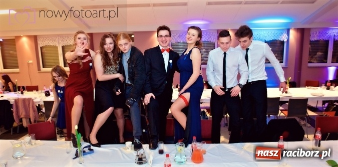 Zdjęcie w galerii na portalu naszraciborz.pl: Tak to było w Zakrzowie, czyli wspomnienie studniówki maturzystów II LO wiadomości z regionu