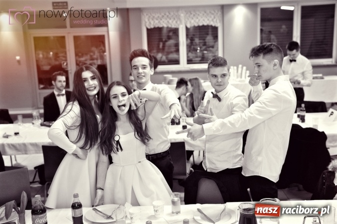 Zdjęcie w galerii na portalu naszraciborz.pl: Tak to było w Zakrzowie, czyli wspomnienie studniówki maturzystów II LO wiadomości z regionu