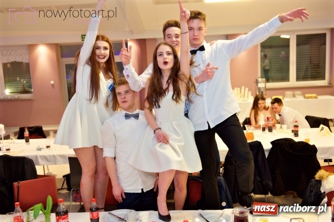 Zdjęcie w galerii na portalu naszraciborz.pl: Tak to było w Zakrzowie, czyli wspomnienie studniówki maturzystów II LO wiadomości z regionu