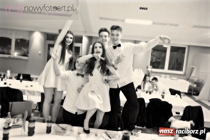 Zdjęcie w galerii na portalu naszraciborz.pl: Tak to było w Zakrzowie, czyli wspomnienie studniówki maturzystów II LO wiadomości z regionu