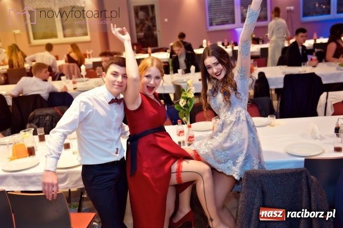 Zdjęcie w galerii na portalu naszraciborz.pl: Tak to było w Zakrzowie, czyli wspomnienie studniówki maturzystów II LO wiadomości z regionu