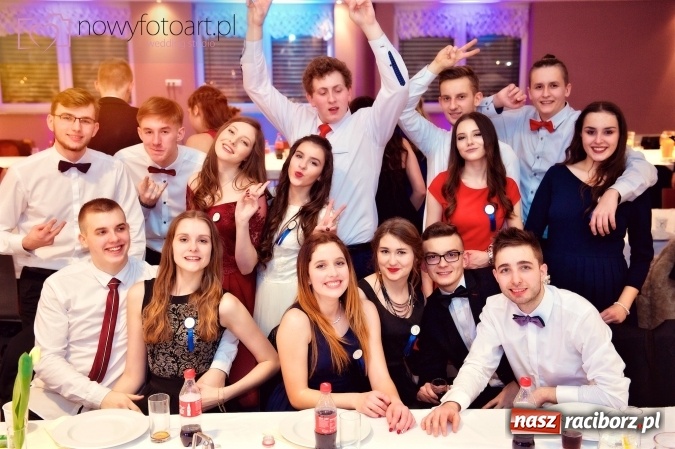 Zdjęcie w galerii na portalu naszraciborz.pl: Tak to było w Zakrzowie, czyli wspomnienie studniówki maturzystów II LO wiadomości z regionu
