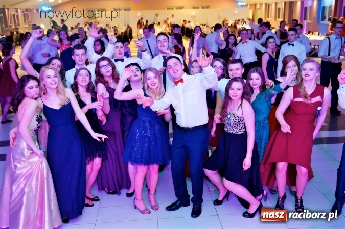 Zdjęcie w galerii na portalu naszraciborz.pl: Tak to było w Zakrzowie, czyli wspomnienie studniówki maturzystów II LO wiadomości z regionu