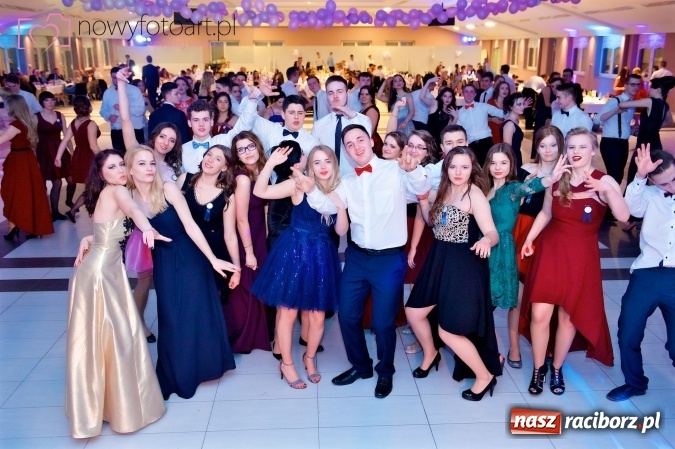 Zdjęcie w galerii na portalu naszraciborz.pl: Tak to było w Zakrzowie, czyli wspomnienie studniówki maturzystów II LO wiadomości z regionu