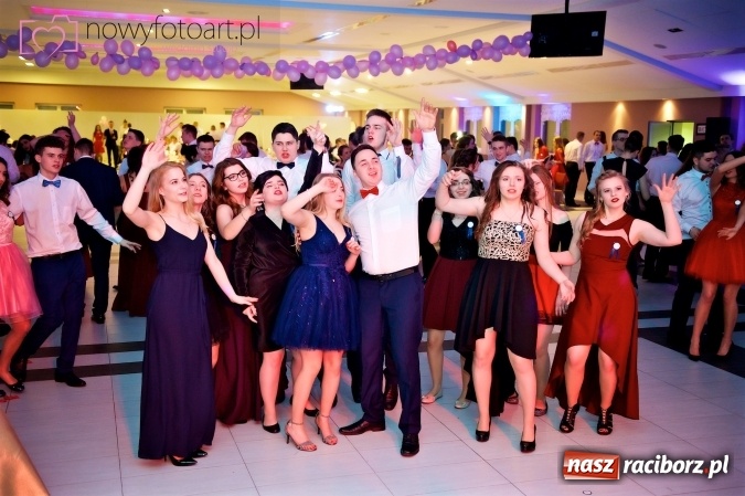 Zdjęcie w galerii na portalu naszraciborz.pl: Tak to było w Zakrzowie, czyli wspomnienie studniówki maturzystów II LO wiadomości z regionu