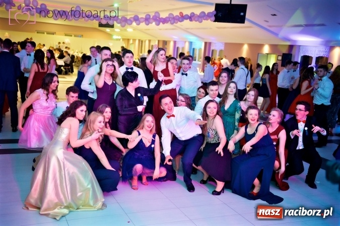 Zdjęcie w galerii na portalu naszraciborz.pl: Tak to było w Zakrzowie, czyli wspomnienie studniówki maturzystów II LO wiadomości z regionu